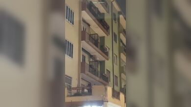 Amante nudo sul balcone che scappa per il rientro del cornuto