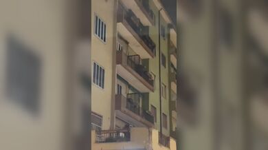 Amante nudo sul balcone che scappa per il rientro del cornuto