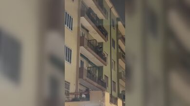 Amante nudo sul balcone che scappa per il rientro del cornuto