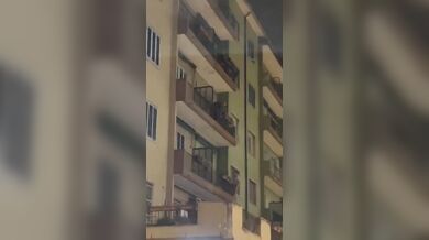 Amante nudo sul balcone che scappa per il rientro del cornuto