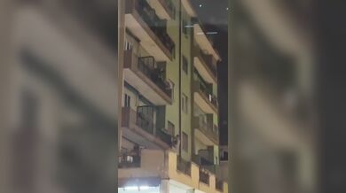 Amante nudo sul balcone che scappa per il rientro del cornuto