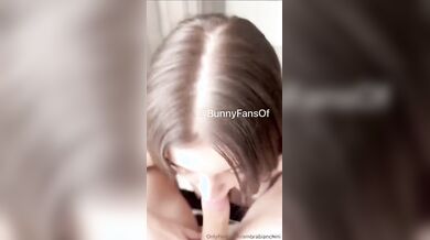 Ambra ragazza del Calippotuor fa pompino a u  fan