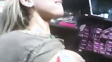 Commessa pugliese sposata lo succhia e scopa con cliente in negozio