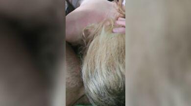 Fidanzata bionda lo succhia in auto