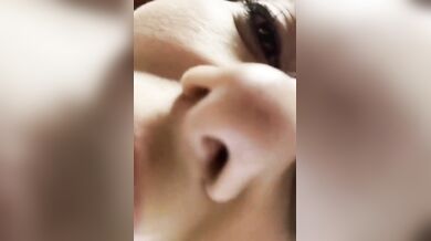 Le scopo la bocca e le riempio di sborra la faccia