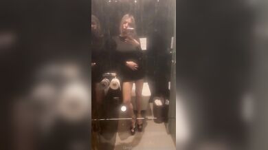 La Botto selfie porno nel bagno pubblico per i suoi fans