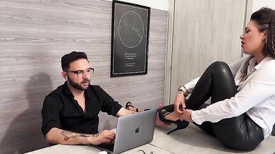 Quando vuole il cazzo in ufficio non ha limiti