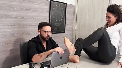 Quando vuole il cazzo in ufficio non ha limiti