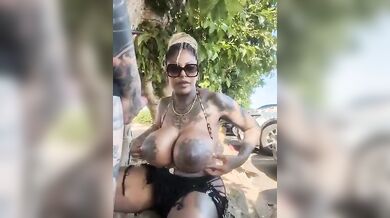 Spompina il cazzo all'aperto al suo uomo