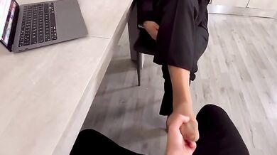 Collega troia footxjob e pompino deepthroat in ufficio