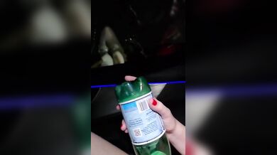 Moglie troia si scopa con la bottiglia