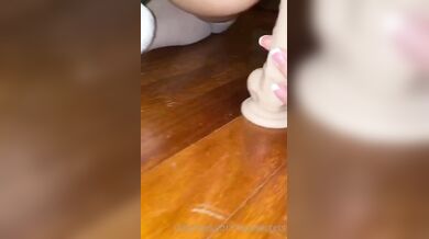 Masturbandosi con dildo in lingerie bianca italiana social tettona