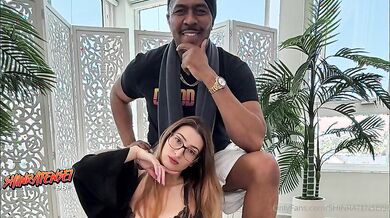 Ragazza nerd italiana social scopata da black maturo con cazzo enorme