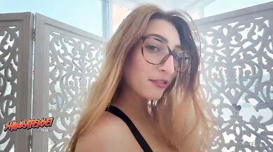 Ragazza nerd italiana social scopata da black maturo con cazzo enorme