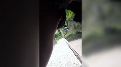 Scopo la mia puttana all'aperto e le vengo sul culo