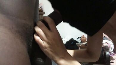 Un cazzone nero tra le mani della troia