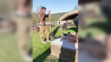 Pr0fumosa Milf in trio con due muscolosi amici
