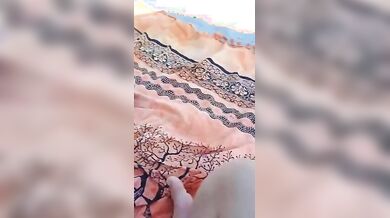 Giovane fidanzata italiana in topless al mare