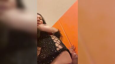 Trans tettona spompinata dal suo schiavo