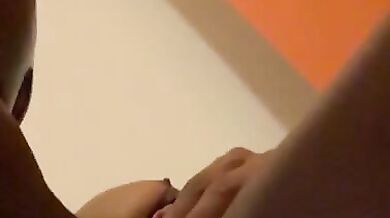Trans tettona spompinata dal suo schiavo