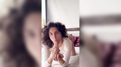 Piacere solitario Milf italiana con dildo