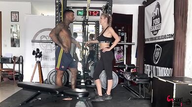 Personal trainer scopa in palestra la bionda Shona River