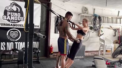Personal trainer scopa in palestra la bionda Shona River