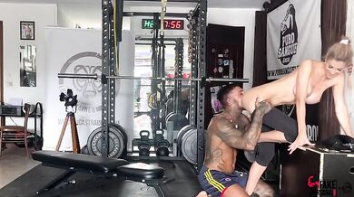 Personal trainer scopa in palestra la bionda Shona River