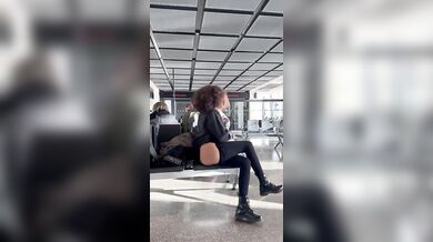 In aeroporto italiana fica mostrando il culo