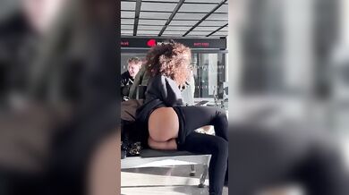 In aeroporto italiana fica mostrando il culo
