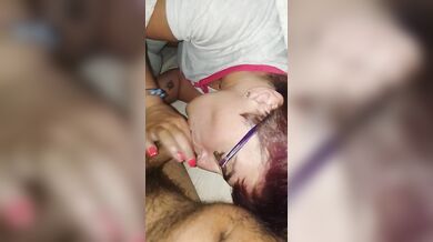 Pompino in pirmo piano moglie italiana con occhiali Pov
