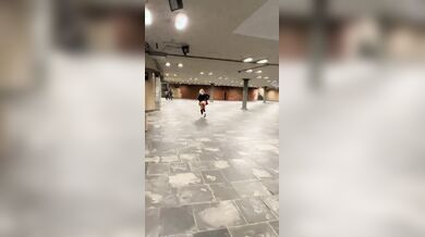 Mostra il culetto nel parcheggio del supermercato