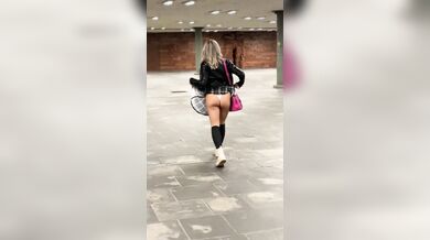 Mostra il culetto nel parcheggio del supermercato