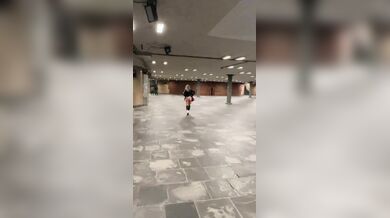Mostra il culetto nel parcheggio del supermercato