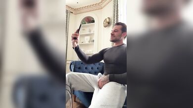 Lo fa tirare anche a un gay la bambolina italiana