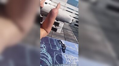 DItalino nuda in terrazza