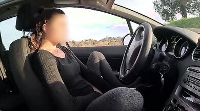 Masturbata in auto da guardone