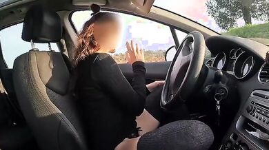 Masturbata in auto da guardone