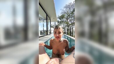 Milf fa un pompino in piscina al suo ragazzo
