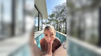 Milf fa un pompino in piscina al suo ragazzo