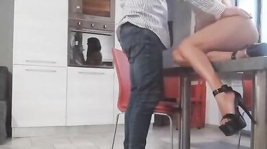 Moglie ialiana fica scopata sul tavolo