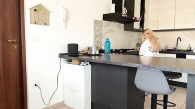 Bionda italiana sborrata in bocca dal porta pizze