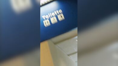 Vieni qui e spompinami veloce prima che passa qualcuno