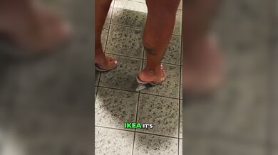 Vieni qui e spompinami veloce prima che passa qualcuno