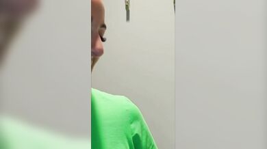 Vieni qui e spompinami veloce prima che passa qualcuno