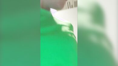 Vieni qui e spompinami veloce prima che passa qualcuno