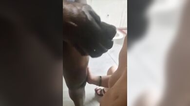 Pompino moglie italiana a nero che le sborra le tettone