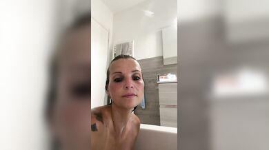 Milf italiana in diretta mentre fa il bagno