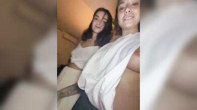 Amiche italiane in vacanza provandoci con un tipo