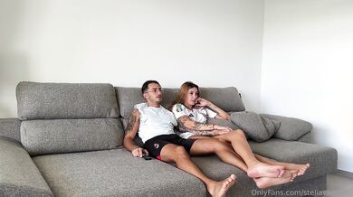 Giovane coppia fa sesso sul divano